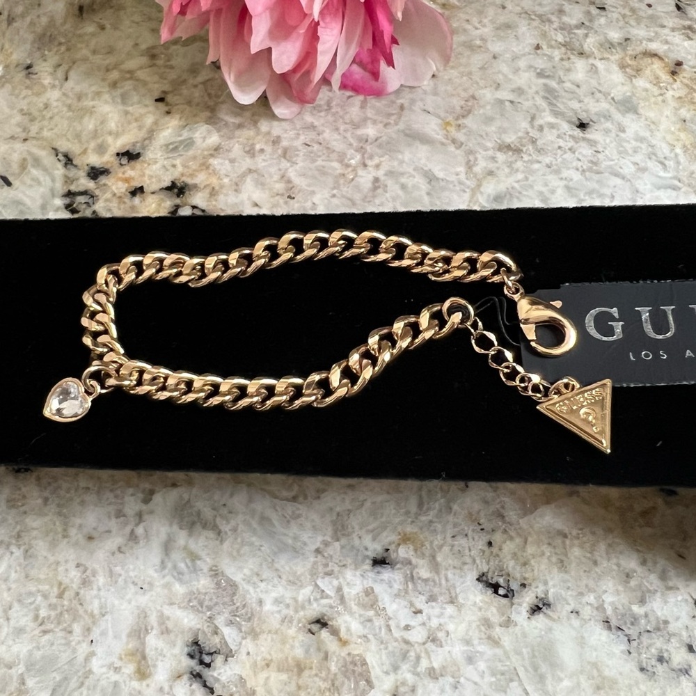 💖NWT Guess gold tone charm bracelet - Picture 1 of 7